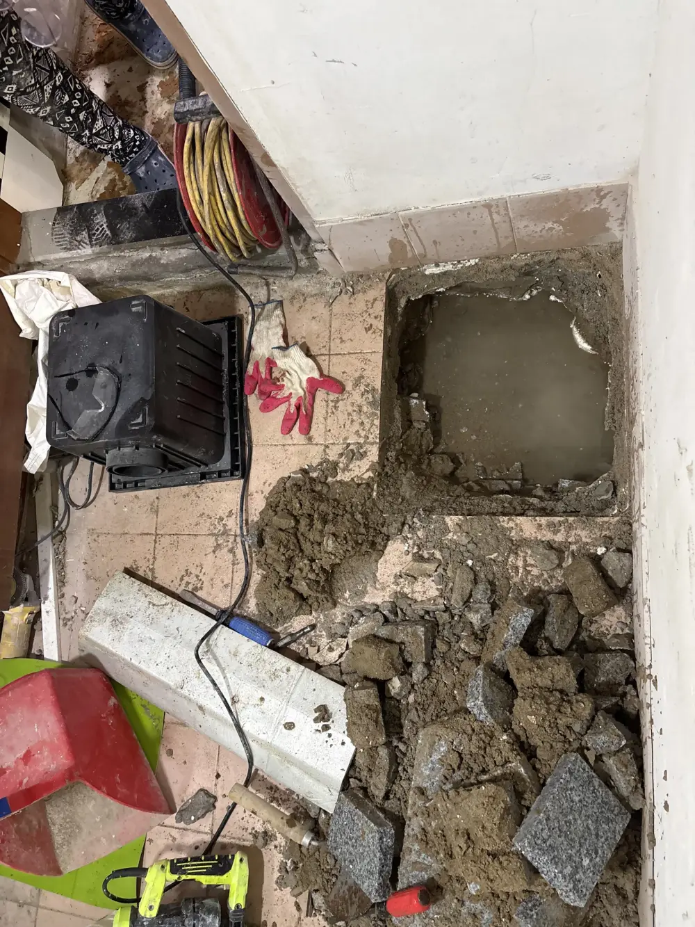 집수정 내부 점검을 위해 열어둔 작업 현장